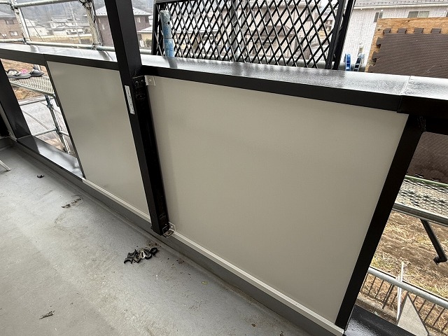 住宅ベランダ部分の笠木や鉄枠、内壁パネルなどの塗り替えが完了