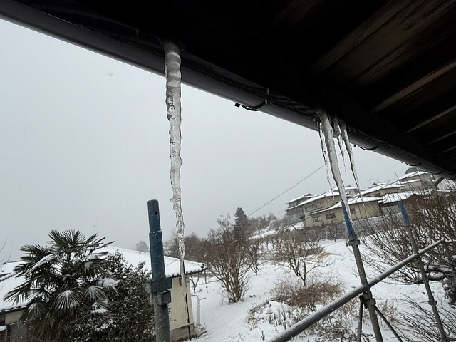 積雪の影響でつららが発生していた平屋住宅の雨樋