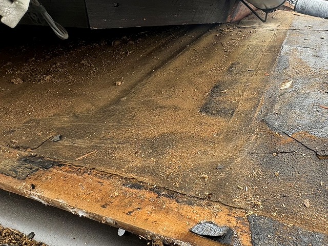 屋根葺き替え工事の既存屋根撤去後の野防水シート劣化状況