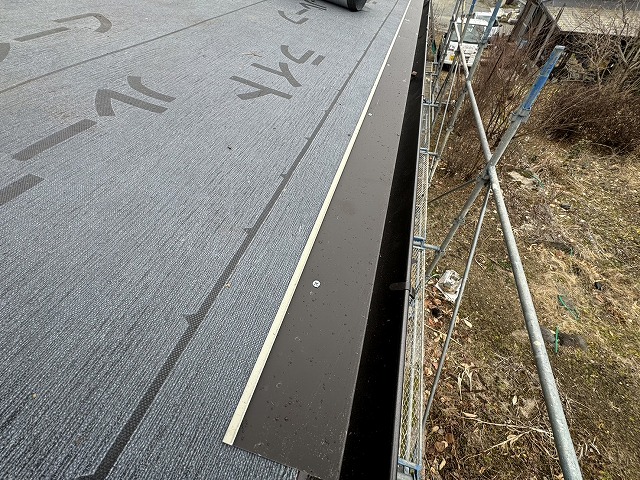 屋根葺き替え工事で軒先やケラバへの水切り板金取り付け