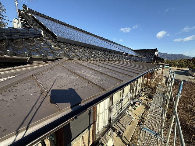 平屋住宅で立平葺きによる屋根葺き替え完成状況