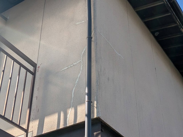 外壁仕上げのサイディングにひび割れを確認した現場調査
