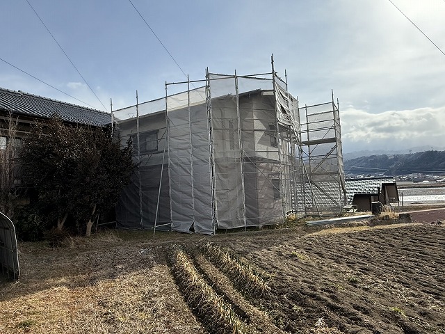 外壁塗装工事を行うためのくさび緊結式足場の設置が完了