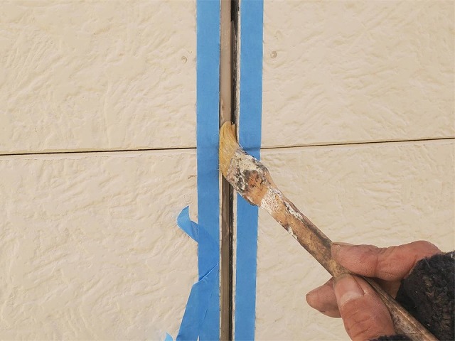 外壁塗装工事で行ったコーキング打ち替えのプライマー塗布