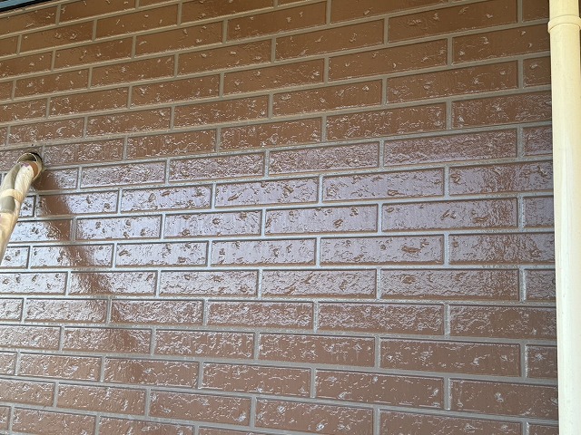 外壁塗装工事の「エポパワーシーラー」を用いた下塗りの完了