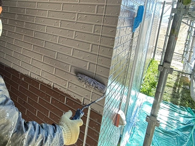 外壁塗装工事の低汚染性塗料を用いたタイル調サイディングへの中塗り