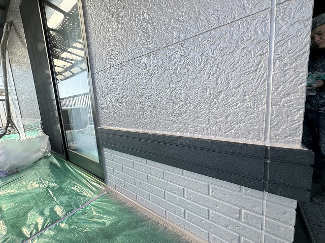 外壁塗装と並行して行った幕板への塗装の様子