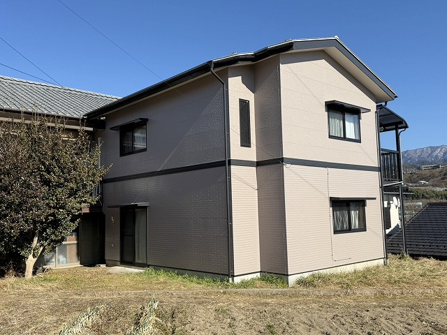 高性能塗料を用いて機能的な塗膜を形成した外壁塗装工事が完成