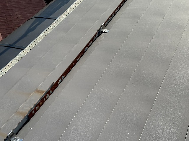 住宅の金属屋根に設置されている雪止め金具からのもらいサビ