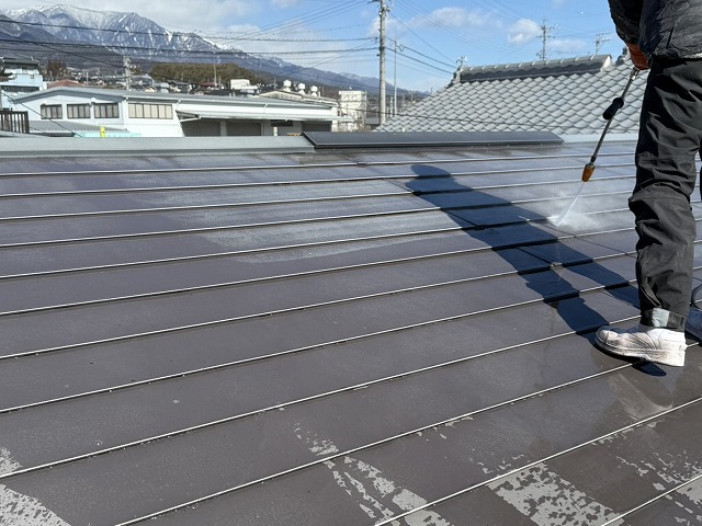 屋根塗装工事の高圧洗浄で劣化した塗膜を除去している様子