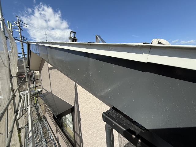 金属屋根塗装工事のケラバ水切りへの下塗り