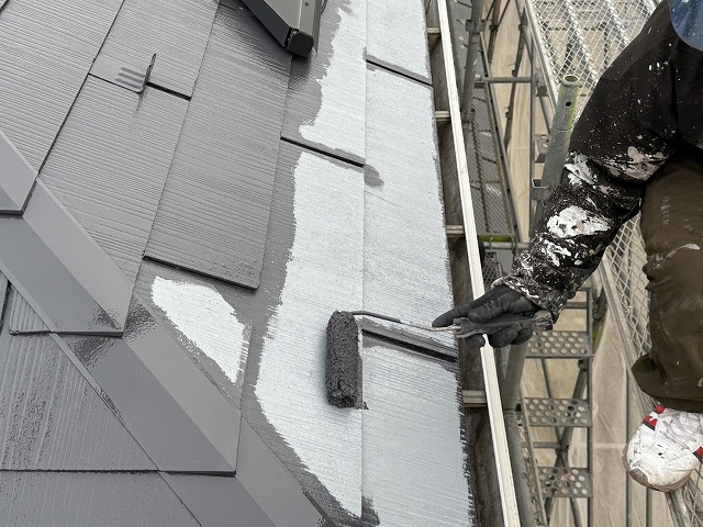 スレート屋根塗装工事の「スーパーシャネツサーモF」を用いた中塗り工程