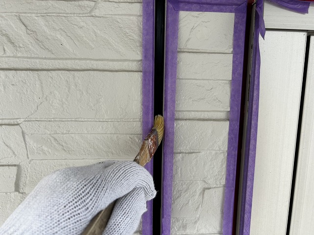 外壁塗装前のコーキング打ち替えのプライマー塗布工程