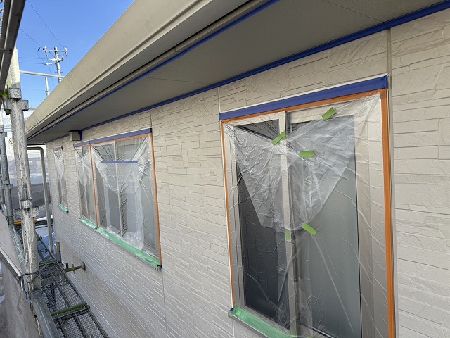 サイディング外壁塗装工事のサッシへのマスカー養生