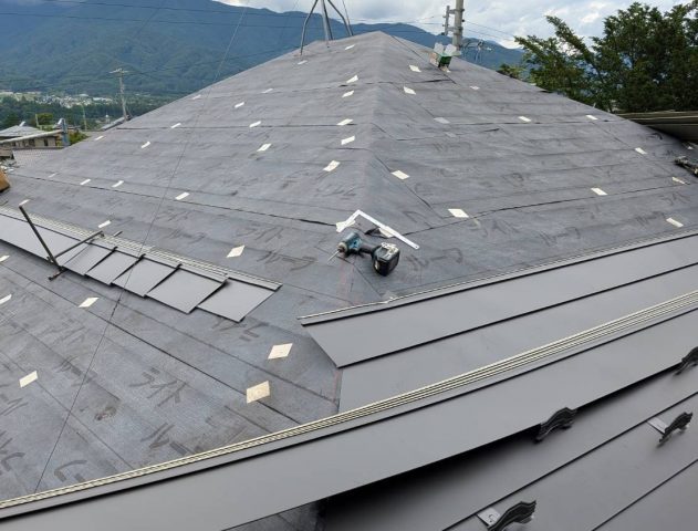 伊那市T邸SGL鋼板屋根材施工中