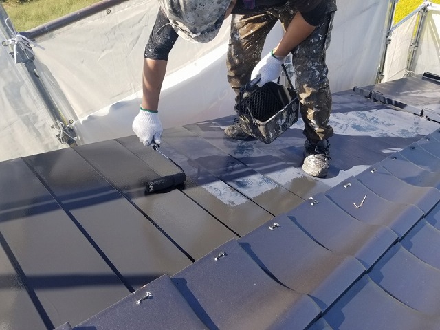 トタン屋根します　シャネツトップワン使用です　ローラーで塗ります