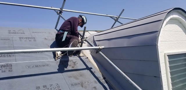 鳩小屋周りの加工しています