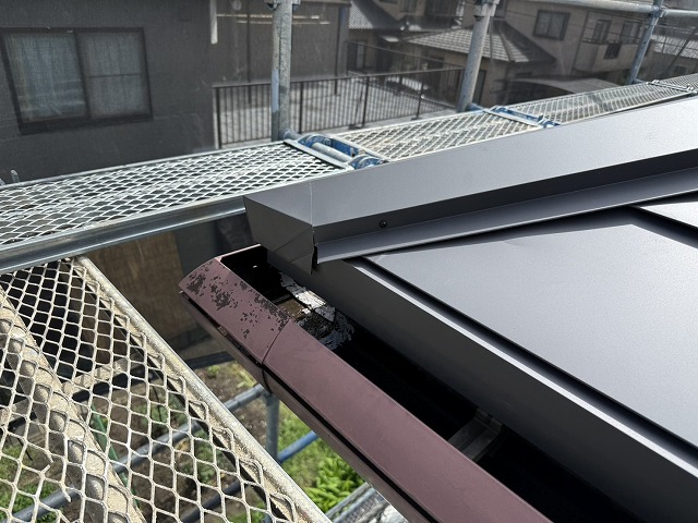 SGL鋼板による屋根カバー工事の棟板金端部の加工納め