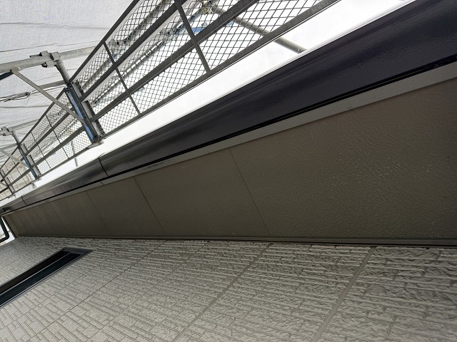 屋根改修工事の雨樋塗装が完了