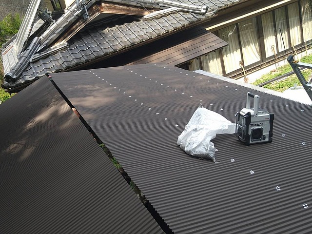 SGL鋼板波板の張り作業が進む屋根全体の様子