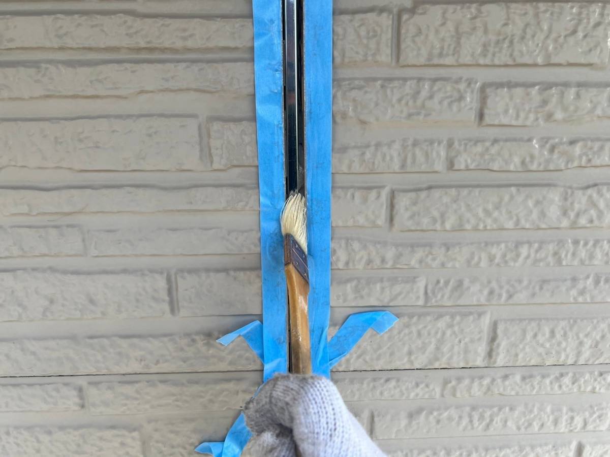 コーキング打ち替え補修で目地部へのプライマー塗布