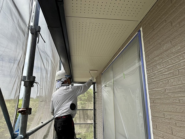 サイディング外壁塗装工事で軒天塗装を行う塗装工