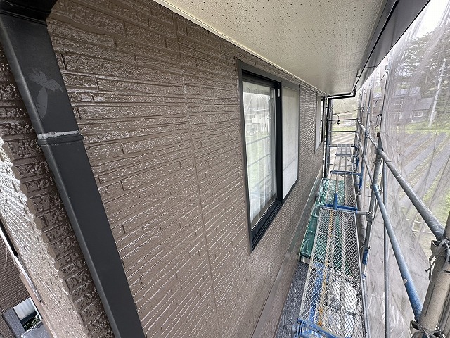 サイディング外壁塗装工事3回塗り工程の上塗り完了状況