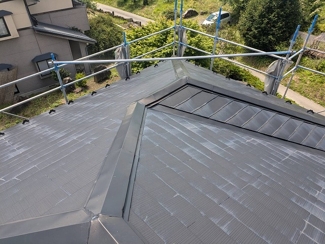 屋根カバー工法リフォームを行うスレート屋根の棟板金劣化状況