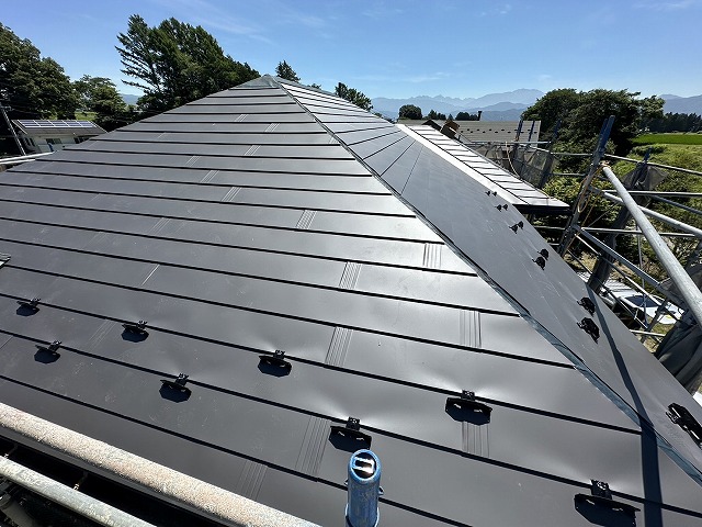 屋根カバー工事でガルバリウム鋼板屋根本体葺き完了状況
