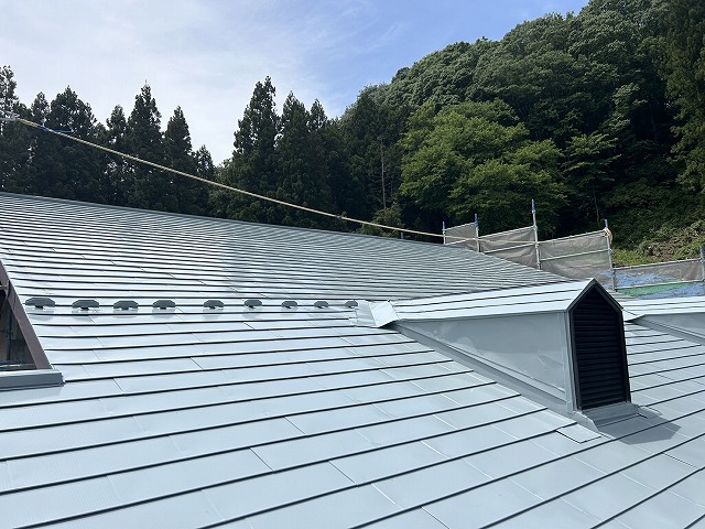 金属屋根塗装工事のドーマー部への上塗り施工状況