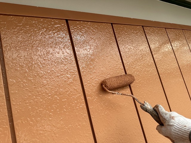 外壁塗装工事の金属サイディングに対する上塗り工程