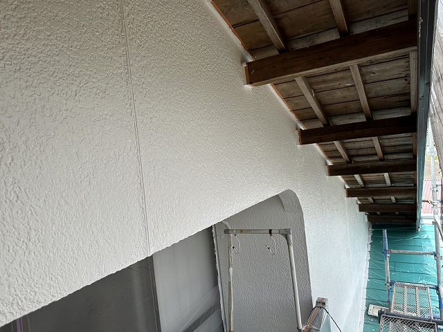 外壁塗装工事のモルタル外壁への上塗り施工