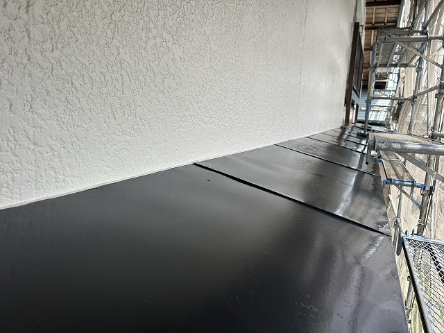 築40年の住宅に行った外壁塗装工事の霧除け塗装工程