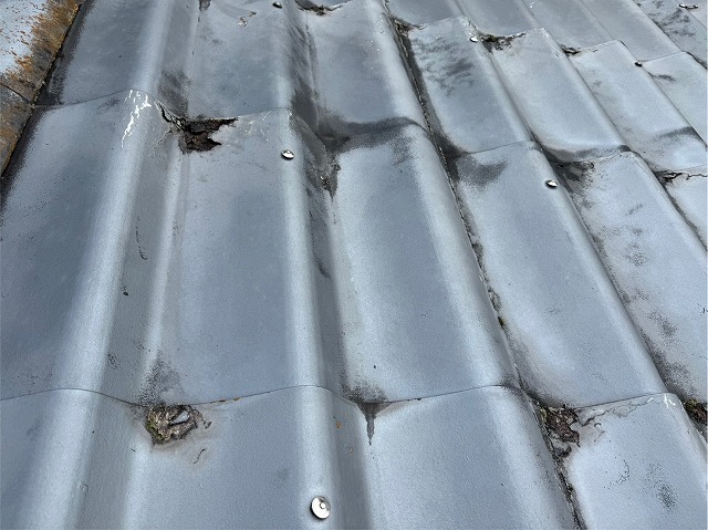 屋根の無料点検でスレート瓦の塗膜剥がれを確認