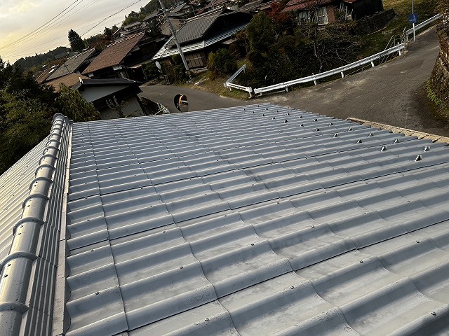 スレート瓦塗装工事の遮熱シーラーを用いた下塗りが完了