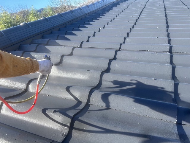 スレート瓦への塗装工事でスプレーガンによる上塗り施工