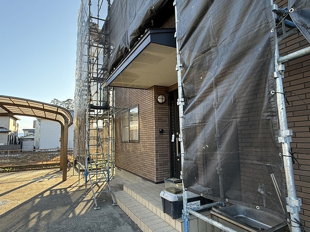 横葺きトタン屋根塗装工事の玄関周囲の足場組み立て状況
