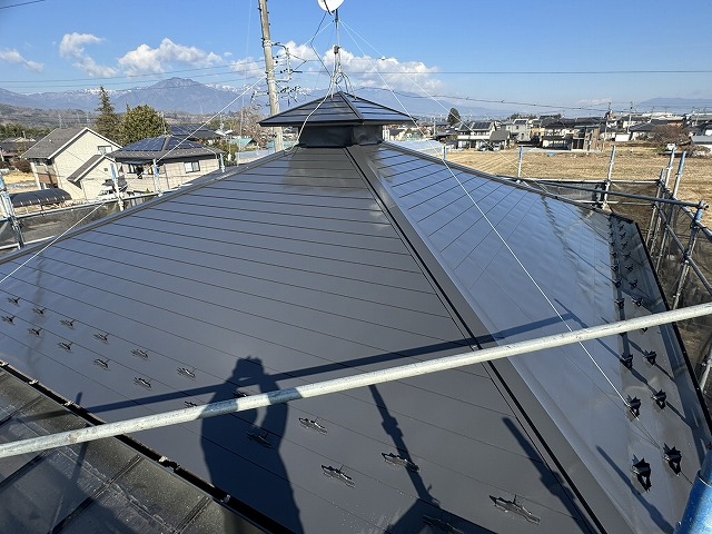 シャネツトップワンを用いた横葺きトタン屋根塗装工事完成後の美しい仕上がり