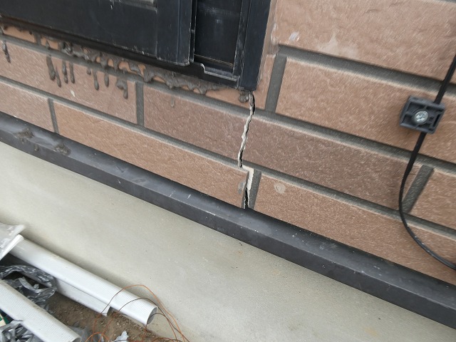 サイディング外壁の一部に割れが生じている状況
