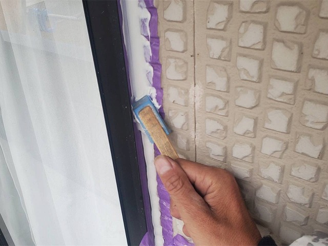 コーキング打ち替え補修の新規コーキングのヘラ押さえ