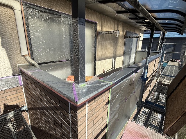 サイディング外壁塗装工事のベランダ腰壁の笠木への養生