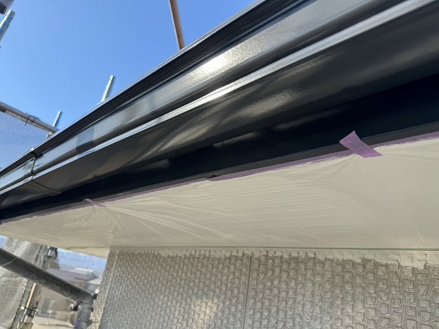 鼻隠しや雨樋への塗装完了状況