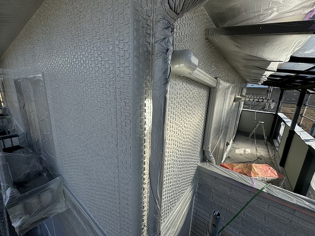 サイディング外壁塗装工事の2階部分の下塗り完了状況