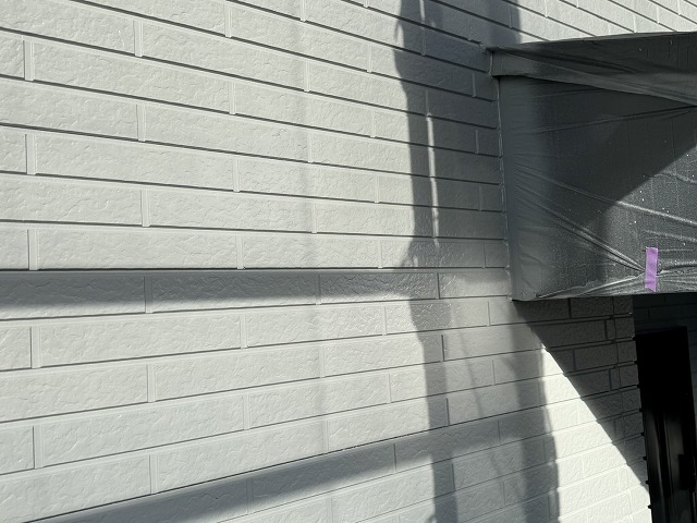 外壁塗装工事の無機フッ素塗料を用いた上塗り完了状況