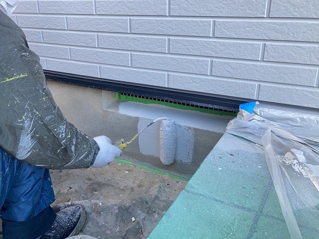 住宅外壁塗装工事の基礎巾木への塗り替え施工状況