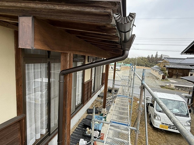 平屋住宅の雨樋交換工事で新規雨樋の菊絞り