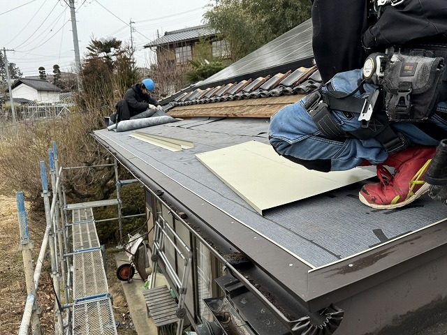 屋根葺き替え工事で軒先への水切り板金取り付け