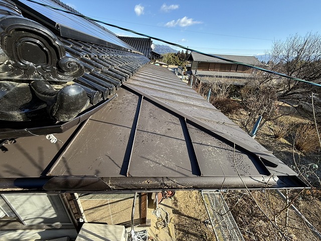 平屋住宅でガルバリウム鋼板屋根を用いた屋根葺き替え完成状況