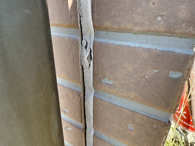 外壁仕上げのサイディング目地のコーキング切れを確認した現場調査