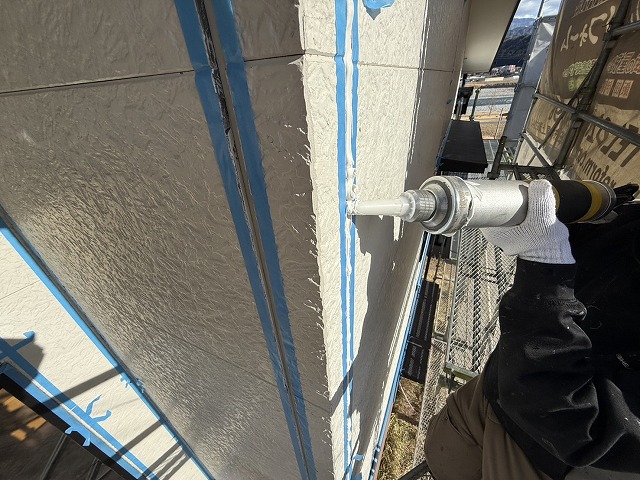 外壁塗装工事で行ったコーキング打ち替えの新規コーキングの充填